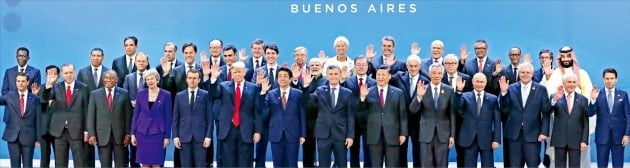 2018년 아르헨티나 부에노스아이레스에서 열린 G20(주요 20개국) 정상회의 개막식에서 각국 정상들이 기념사진을 찍고 있다./ 연합뉴스