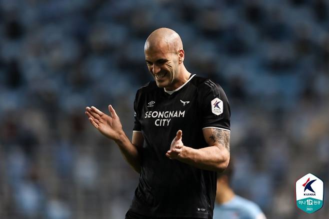 ▲ '진공청소기' 김남일(사진 아래) 감독의 머리를 아프게 하는 뮬리치(사진 위) ⓒ한국프로축구연맹