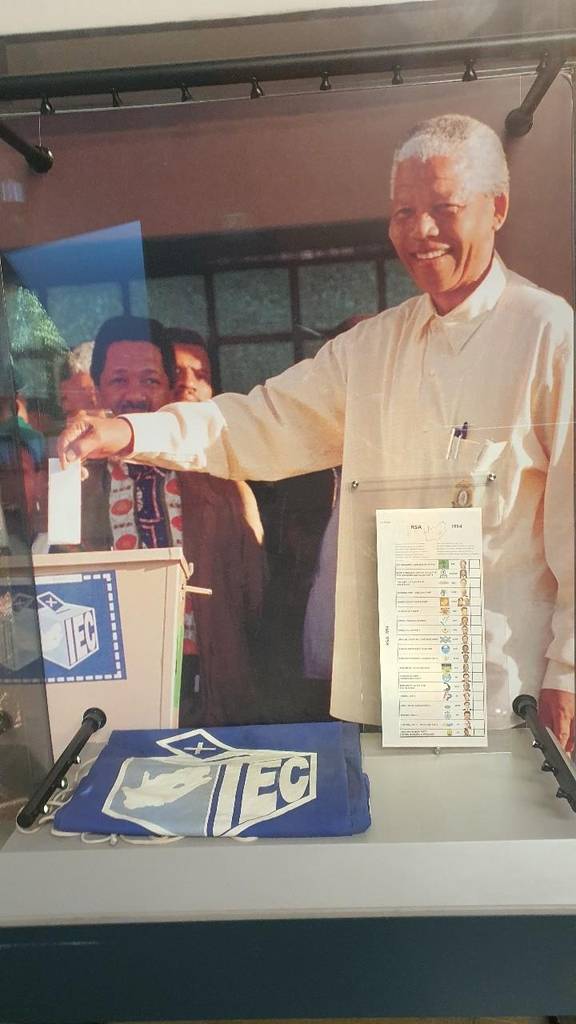 첫 민주선거 투표를 하는 넬슨 만델라 (프리토리아=연합뉴스) 김성진 특파원 = 지난 26일 프리덤 파크에 1994년 4월 27일 당시 첫 흑인 참여 민주 선거에서 투표하는 자유 투사 만델라의 사진을 전시하고 있다. 2021.5.1 sungjin@yna.co.kr