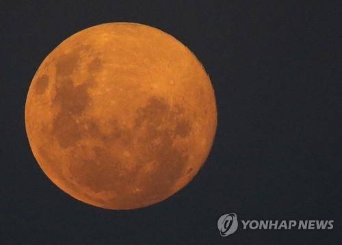 지난 26일 남아공 요하네스버그에 떠오른 슈퍼문 [EPA=연합뉴스]