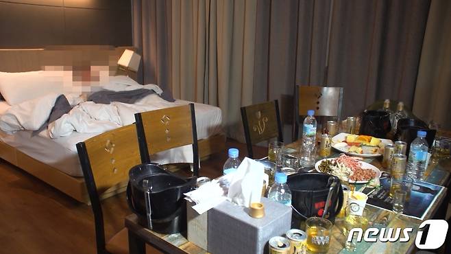 신종 코로나바이러스 감염증(코로나19) 집합금지 관련 단속에 적발된 경기 수원시 한 모텔 내부. © 뉴스1