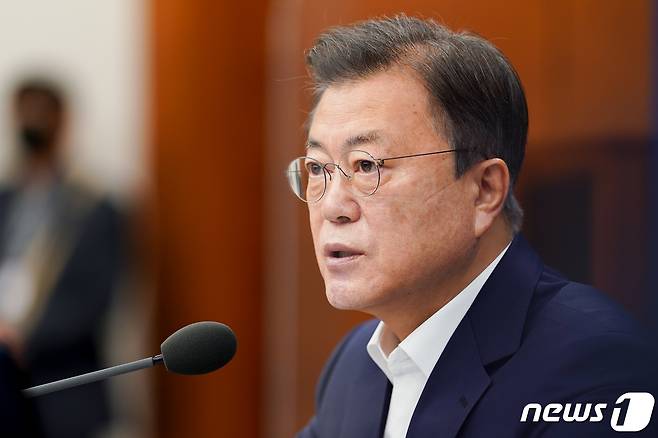 문재인 대통령이 27일 청와대 여민관에서 열린 제18회 국무회의에서 발언하고 있다. 2021.4.27/뉴스1 © News1 유승관 기자