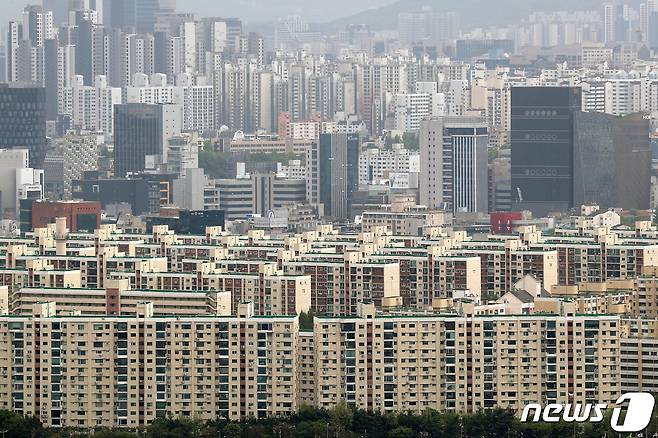 서울 강남구 압구정동 일대 아파트 단지 모습. 2021.4.27/뉴스1 © News1 민경석 기자