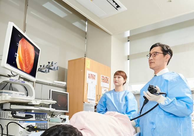 최창환 교수의 대장 내시경 검사 장면.