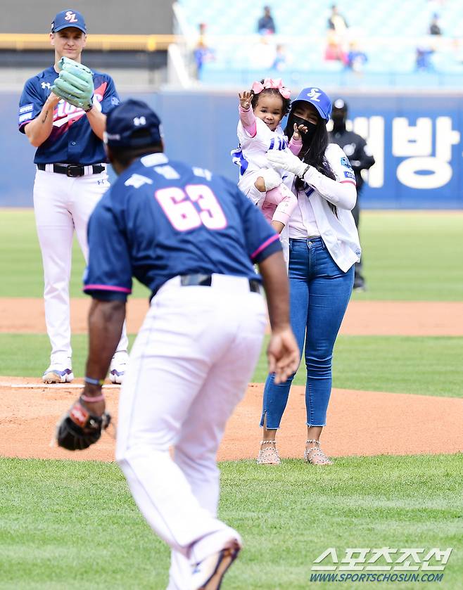 2일 대구 삼성라이온즈파크에서 KBO리그 삼성 라이온즈와 LG 트윈스의 경기가 열렸다. 경기 전 삼성 피렐라의 딸과 아내가 시구 행사를 했다. 피렐라가 시포를 보는 가운데 시구하고 있는 피렐라의 딸 아이타나. 대구=송정헌 기자 songs@sportschosun.com/2021.05.02/