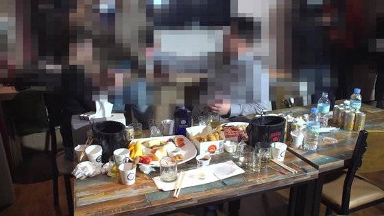 한 손님이 경찰에 항의하고 있다. 경기남부경찰청