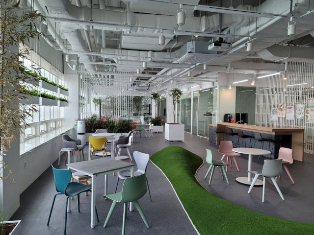 부산 자갈치시장에 청년 누구나 모일 수 있는 '부산청년센터'가 지난달 27일 개관했다. 부산청년센터는 청년모임공간으로 아카이빙라운지, 공유주방, 공유오피스 등을 갖췄다.

[사진제공=부산시]