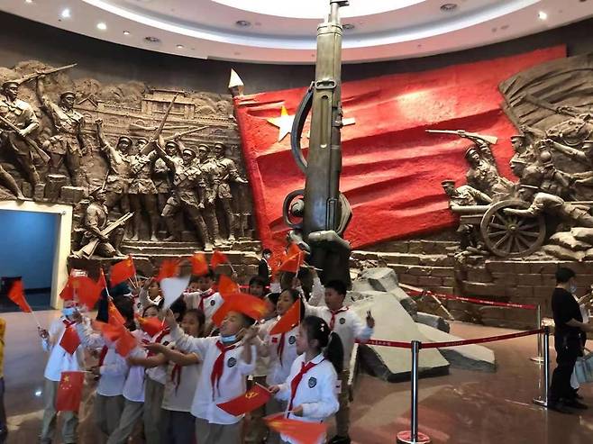 (난창=연합뉴스) 김윤구 특파원 = 4월 30일 중국 장시성 난창시의 난창 8·1 봉기 기념관에서 어린이들이 깃발을 흔들며 사진 촬영을 하고 있다.