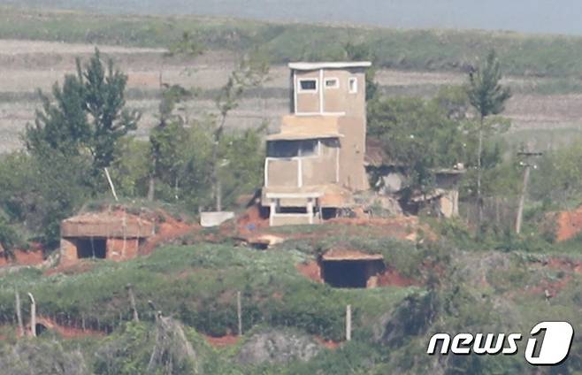 김여정 북한 노동당 부부장이 남한 탈북민 단체의 대북 전단 살포에 대한 '상응 행동'을 검토하겠다고 밝힌 2일 오전 경기도 파주시 오두산통일전망대에서 바라본 북한 개풍군 마을 일대 북한초소가 조용한 모습을 보이고 있다. 2021.5.2/뉴스1 © News1 이성철 기자