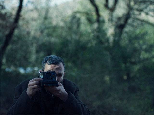 영화 ‘애플’에서 기억상실증에 걸린 알리스가 폴라로이드로 그가 본 세상을 찍는 장면. 알리스는 병원이 고안한 ‘인생 배우기’ 프로그램에 참여해 자전거 타기, 영화 보기, 클럽에서 사람들과 어울리기 등의 경험을 한 뒤 이를 폴라로이드 사진으로 기록해 새로운 정체성을 만들어 나간다. 다자인소프트 제공