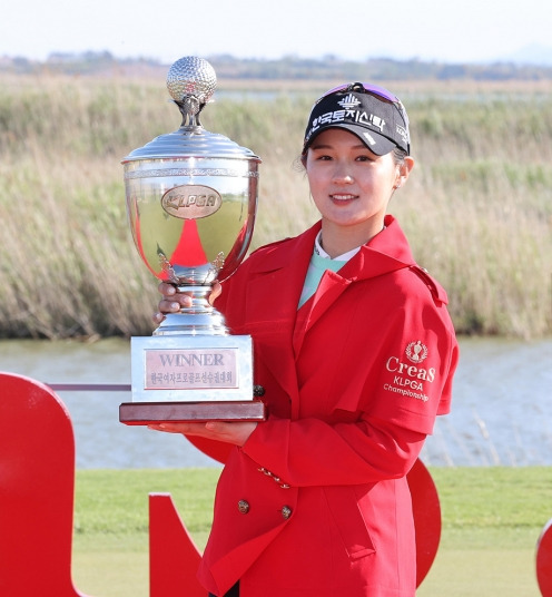 2021년 한국여자프로골프(KLPGA) 투어 메이저 대회 크리스 F&C 제43회 KLPGA 챔피언십 우승을 차지한 박현경 프로가 우승 트로피를 들고 있다. 사진제공=KLPGA