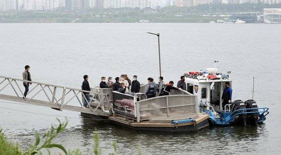30일 오후 서울 반포한강공원 인근 한강에서 구조대원들이 실종 엿새 만에 숨진 채 발견된 대학생의 시신을 수습하고 있다. 연합뉴스