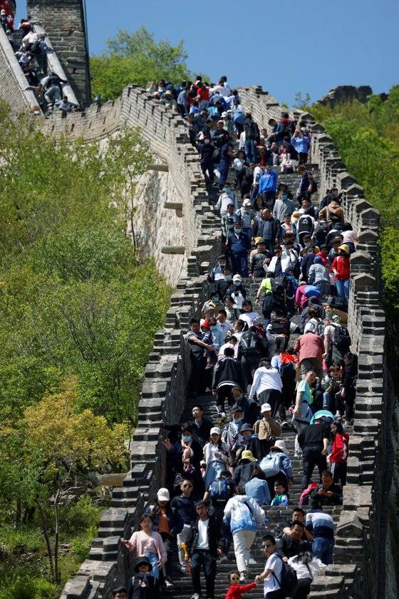 2일 노동절 연휴를 맞아 인파들로 북적이는 중국 만리장성. [로이터=연합뉴스]