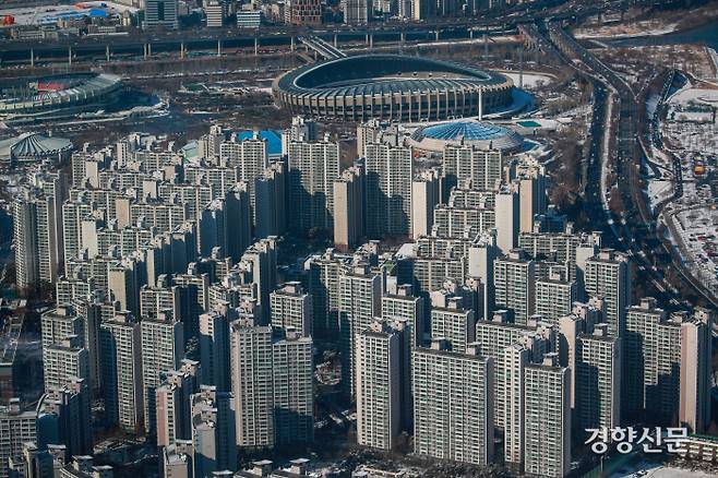 서울 송파구 롯데타워 서울 스카이 전망대에서 내려다본 서울 시내에 시민들의 각종 주거 형태가 보이고 있다. / 이준헌 기자