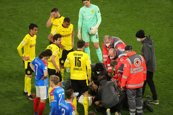 도르트문트와 홀슈타인 킬 선수들이 지난 2일 오전(한국시각)에 열린 독일축구협회컵(DFB포칼) 4강전 도중 마테우 모레이가 부상을 당하자 걱정스러운 표정으로 지켜보고 있다. /사진=로이터