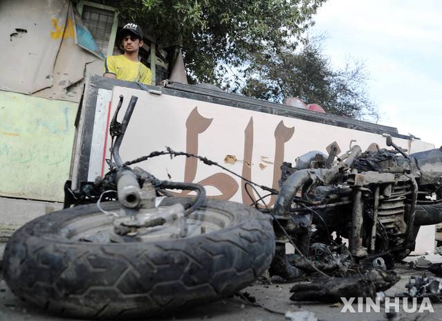 [바그다드=신화/뉴시스]15일(현지시간) 촬영된 사진에 이라크 바그다드 사드르 시티에서 차량 폭탄 폭발이 발생해 현장에 불에 탄 오토바이의 잔해가 남아 있다. 이 폭발로 5명이 숨지고 21명이 다쳤다고 내무부 관계자가 밝혔다. 2021.04.16.