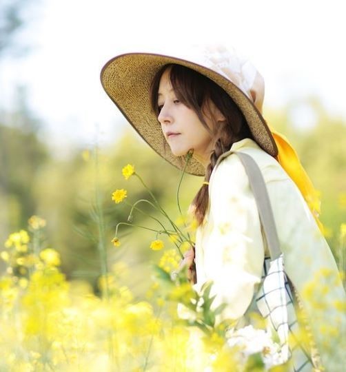 Seo Jin-Hee posted a picture on his Instagram on the 3rd with an article entitled # Jeju Love.In the photo, Seo Jin-Hee is wearing a yellow dress and a brim hat and posing in The Rapeseed Fields.Seo Jin-Hee was born in 1962 and published an essay titled Good to Live Alone in May last year.I am communicating with my fans through Instagram with my daughter Seo Dong-joo.sympathy media