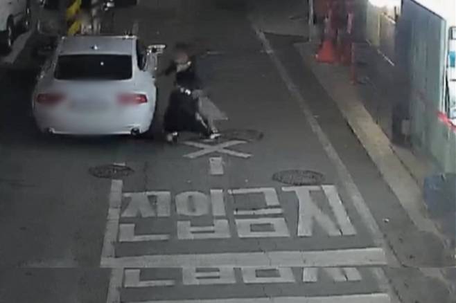 지난 3월 25일 새벽 대전 중구 대흥동에서 A씨가 여성을 차량으로 끌고 가는 모습. 대전시 제공 영상 캡처