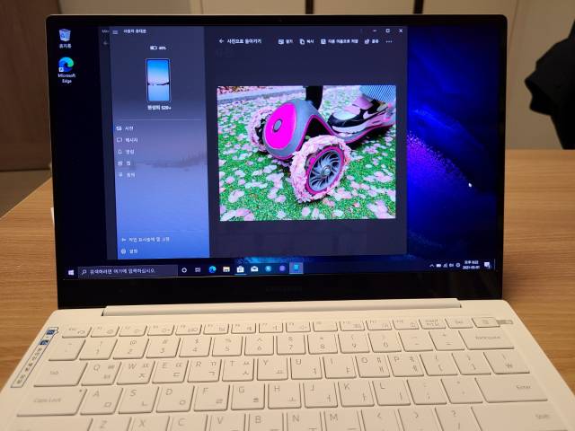 스마트폰에 있는 사진을 그대로 갤럭시 북 프로로 가져와 편집 등을 할 수 있다./사진=노현섭 기자