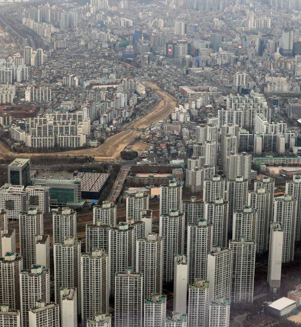 서울 송파구 롯데월드타워 서울스카이에서 내려다본 아파트 단지. [뉴스1]