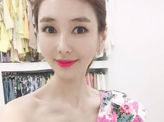 김하나 쇼호스트가 무개념 주차 벤츠 차주가 아니라고 해명했다. 사진l김하나 SNS