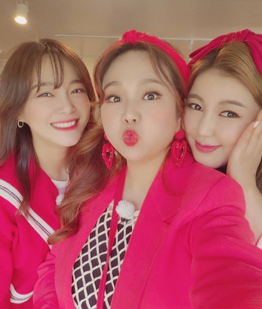 ..The Three Musketeers of Beauty.Gag Woman Hong Hyun-hee released a photo taken with Singer Song Ga-in and Kim Se-jeong.Hong Hyun-hee said on his instagram on the 3rd, Red Taste ~ Gangjin High School stay!How to meet the beloved Gangjin High School by Hong Hyun-hee and Jeolla-dos daughter Song Ga-in & Kim Se-jeong!It is delicious to stay in the area ~ Gangjin High School area economy to save the opportunity to stay in the new year.I will meet you at KBS LANSUN market live broadcast # gs Fresh Mall at 5 pm today! The three people in the public photos dressed in pink clothes and showed off their friendly chemistry.The netizens who saw this responded such as Beauty and the Three Musketeers, Ping-up, Soon-mum-mum-mum-mum-mum-mum-mum-mum-mum-mum-mum-mum-mum-mum-mum-mum-mum-mum-mum-Meanwhile, KBS entertainment program LANSON Marketplace will be broadcast first in June, with Jang Yoon-jung, Ahn Jung-hwan, Hong Hyun-hee and Kim Dong-hyun selected as MCs.Photol Hong Hyun-hee SNS