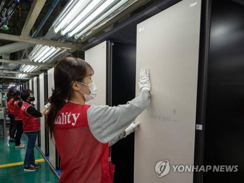 LG전자 '트롬 스타일러' 누적 생산량 100만대 돌파  [LG전자 제공. 재판매 및 DB 금지]