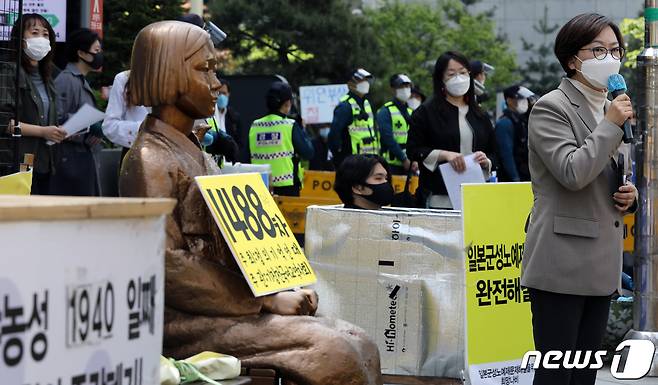 이나영 정의기억연대 이사장이 지난 21일 서울 종로구 옛 일본대사관 앞에서 열린 '일본군성노예제 문제해결을 위한 제1488차 정기 수요시위'에서 위안부 피해자 2차 손배소 패소 관련 발언을 하고 있다. 2021.4.21/뉴스1 © News1 이동해 기자