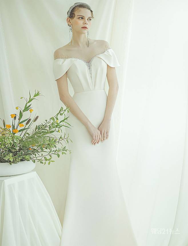 사진 : 웨딩드레스 레이첼웨딩,&nbsp;포토그래퍼 유창환(앤유스튜디오),&nbsp;모델 데이만테,&nbsp;헤어 설영 메이크업 양경(설영웨딩),&nbsp;제품협찬 로제블랑,&nbsp;플라워 배혜민(화연당플라워)
