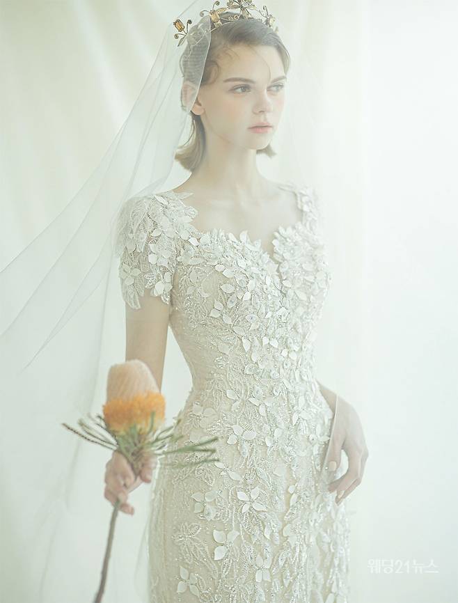 사진 : 웨딩드레스 레이첼웨딩,&nbsp;포토그래퍼 유창환(앤유스튜디오),&nbsp;모델 데이만테,&nbsp;헤어 설영 메이크업 양경(설영웨딩),&nbsp;제품협찬 로제블랑,&nbsp;플라워 배혜민(화연당플라워)