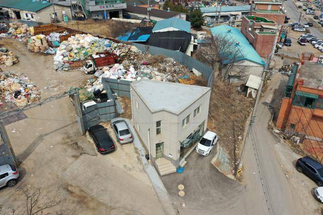 시흥시의원이 지난 2018년 9월 시흥시 과림동의 임야였던 땅 111㎡를 딸 명의로 사들여 이듬해 2층짜리 건물을 지어 투기 의심을 받고 있다. 경기 시흥시 과림동 소재 시의회 의원의 딸 소유 건물.뉴스1