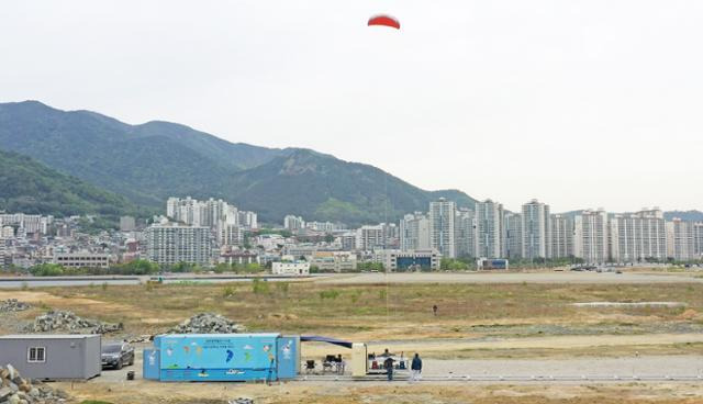 한국전기연구원 연구팀이 마산해양신도시에서 공중풍력발전 시험을 하고 있다. KERI제공