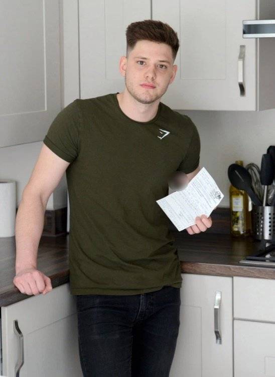 더글라스가 자신의 집 싱크대 앞에서 배관 수리 비용 청구서를 손에 들고 서 있다. [트위터 캡처]