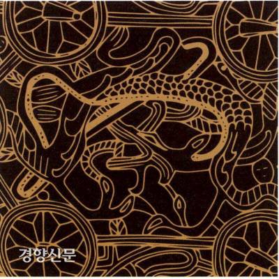 바닥판에 보이는 용무늬. 곧게 선 뿔에 날카로운 눈, 화염을 뿜는 듯 벌린 입과 역동적인 몸체는 물론이고, 내부 비늘까지도 정(끌)을 이용해서 매우 섬세하면서 입체감있게 표현했다. |국립전주박물관