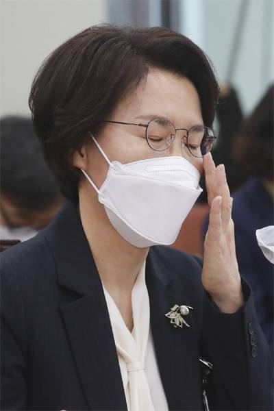 임혜숙 과학기술정보통신부 장관 후보자가 4일 국회에서 열린 인사청문회에 참석해 야당 의원들의 질문 공세를 들으면서 곤혹스러운 표정을 짓고 있다. [이승환 기자]