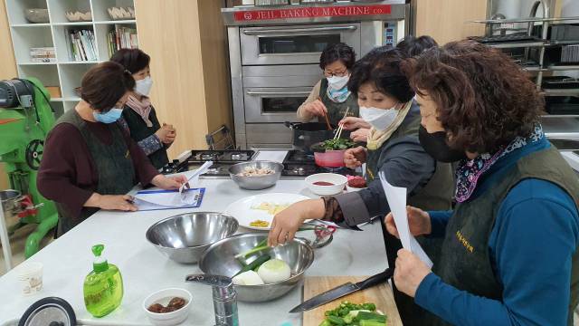 ▲ 영양군 우리 음식연구회들이 산나물을 이용한 레시피 개발에 열중하고 있다ⓒ영양군청