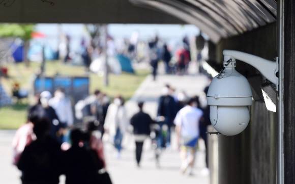 지난달 25일 서울 서초구 반포한강공원에서 실종됐던 대학생 손정민씨가 실종 닷새 만에 숨진 채 발견됐다. 경찰은 폐쇄회로(CC)TV 등 증거 확보에 애를 먹고 있다. 2일 한강공원 반포나들목에 설치된 CCTV 카메라가 시민들을 촬영하고 있다.박윤슬 기자 seul@seoul.co.kr