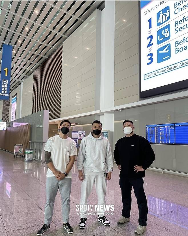▲ 정찬성(가운데)은 지난 3일 팀 동료 박문호(오른쪽) 김민우와 함께 미국으로 출국했다.