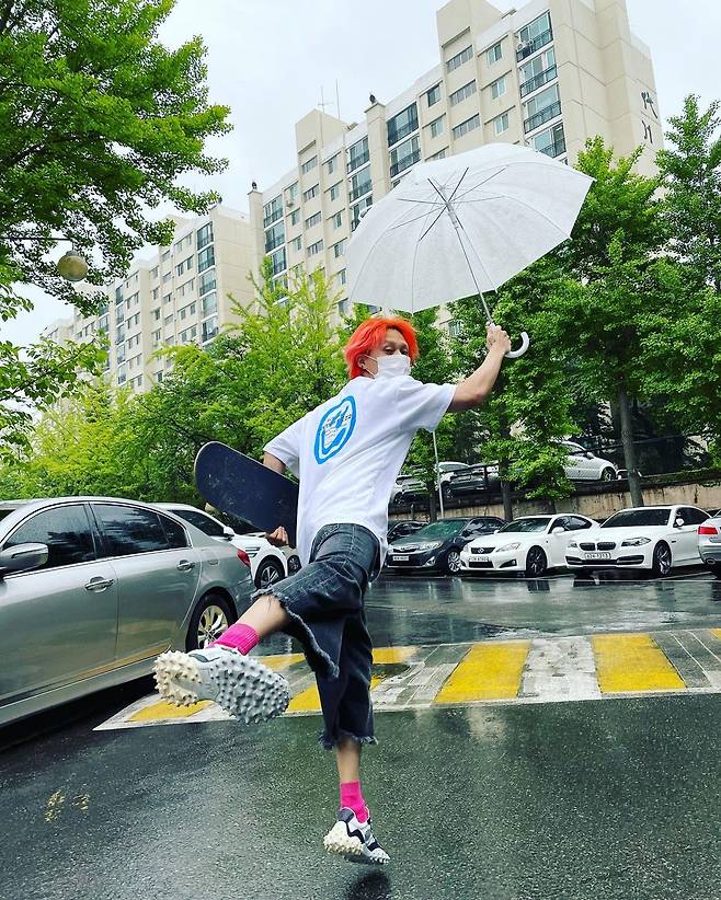 DAWN shared a hip routine even on rainy days.DAWN posted photos and videos on her instagram on the 4th with a smiley emoticon.DAWN, which was released first, is riding a skateboard with Umbrella, and DAWNs hip daily life, which does not care about the inclement weather, caught the attention of viewers.DAWN also attracted attention with its fluorescent orange hairstyle and pink socks.Meanwhile, DAWN continues its public devotion to Hyona.Photo: DAWN Instagram