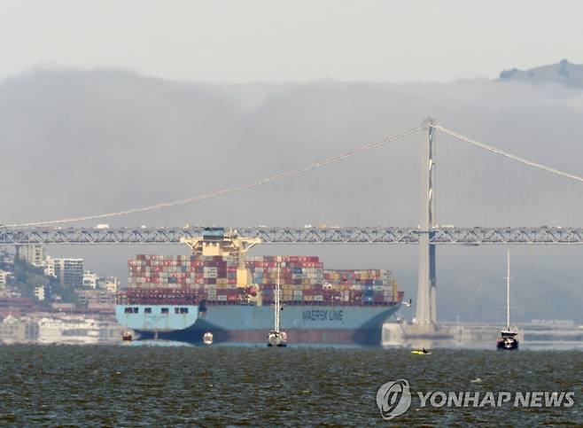 미국 오클랜드항 입항 통보를 기다리는 화물선 [EPA=연합뉴스]