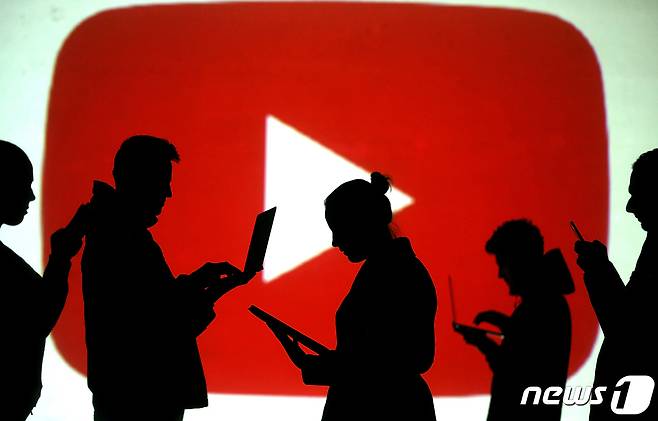 나는 내 취향을 수집해가 분석하는 유튜브가, 구글이, 네이버가, 다음이, 페이스북이 이를 어떻게 활용할지, 분석한 내 정보를 어디에 넘길지 믿기 어렵다. © 로이터=뉴스1