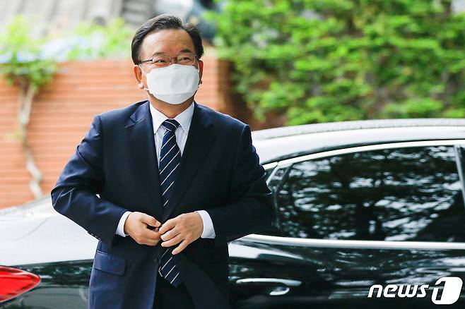 김부겸 국무총리 후보자가 인사청문회를 이틀 앞둔 4일 오전 서울 종로구 금융감독원 연수원에 마련된 청문회 준비 사무실로 출근하고 있다. 2021.5.4/뉴스1 © News1 안은나 기자