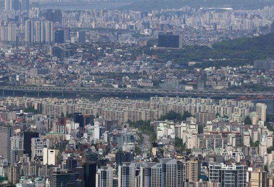 지난 2일 서울 송파구 롯데월드타워 전망대에서 바라본 아파트 일대 <사진=연합뉴스>