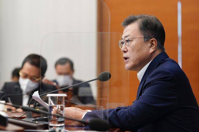 문재인 대통령이 3일 오후 청와대 여민관에서 열린 