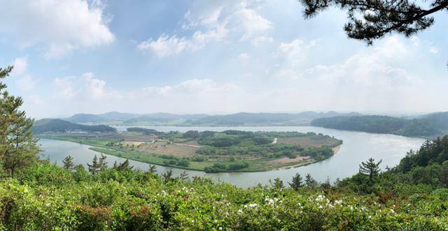 나주 동강면 몽송마을 뒤편 비룡산 정상에서도 느러지와 영산강 물줄기가 시원하게 내려다보인다.