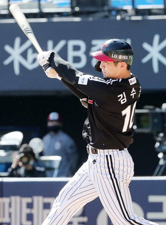 자신을 좋아하는 어린이팬 김수진 양의 이름을 유니폼에 새기고 출전한 오지환 [뉴스1]