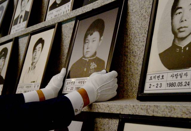 [광주=뉴시스]김혜인 기자 =  5일 오전 광주 북구 운정동 국립5·18민주묘지에서 전재수 열사 사진이 유영봉안소에 놓이고 있다. 2021.05.05.hyein0342@newsis.com