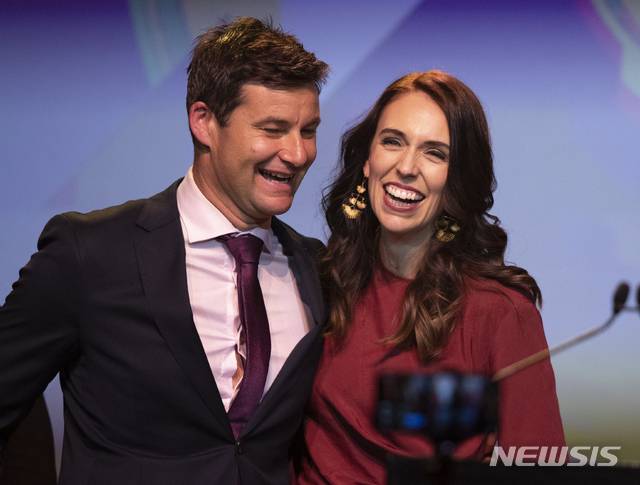 [오클랜드=AP/뉴시스] 지난해 10월17일(현지시간) 저신다 아던 뉴질랜드 총리(오른쪽)과 파트너 클라크 게이포드와 함께 오클랜드에서 노동당의 총선 승리를 축하하고 있다. 2021.05.05.