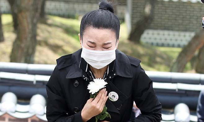 5일 오전 광주 북구 국립 5·18 민주묘지에서 고(故) 전재수 군의 여동생이 헌화하고 있다. 연합뉴스
