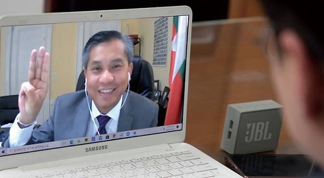 4월29일 새벽 뉴욕 초모툰 주유엔 미얀마 대사가 서울의 시사저널 기자와 화상 인터뷰에서 미얀마 상황과 미얀마 민주 세력의 향후 계획 등에 대해 말하고 있다.ⓒ시사저널 이종현
